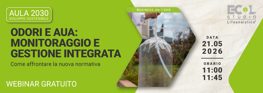 Immagine di una mano che tiene un sacchetto pieno di aria con un giardino e un edificio sullo sfondo, stru