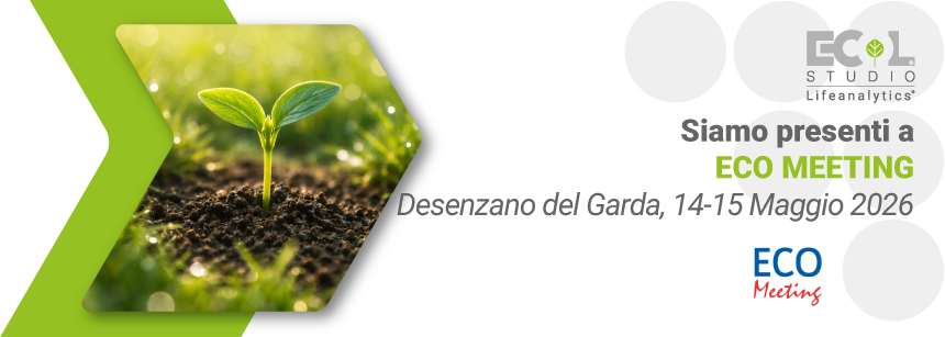 Germoglio di una pianta che sta crescendo e uscendo dalla terrà in mezzo ad un prato con erba e gocce di rugiada simbolo della tematic