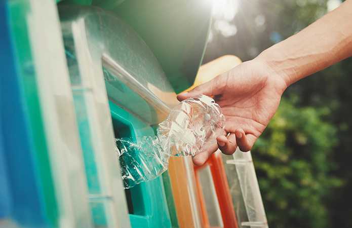 Immagine che rappresenta la plastica riciclata per utilizzo alimentare per packaging sicuri e sostenibili