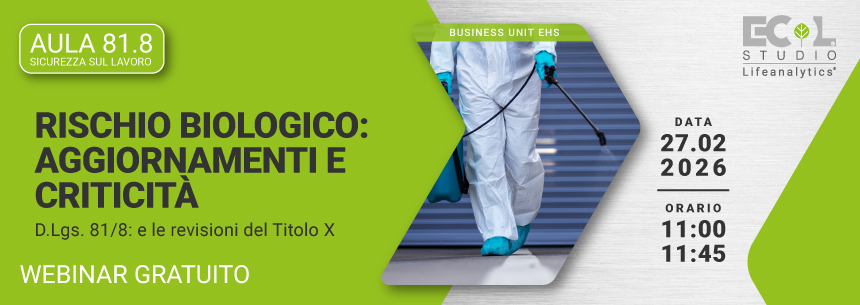 Immagine di una persona con tuta completa e copriscarpe, intenta a spruzzare e sterilizzare l'ambiente,