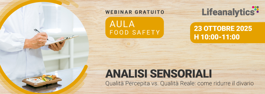 Immagine di un tecnico di laboratorio con camice che tiene in mano un blocco appunti e che sta analizzando u