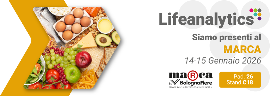 Alimenti distesi su tavolo, in particolare frutta, verdura, carne, pesce e frutta secca, simbolo della fiera Mar