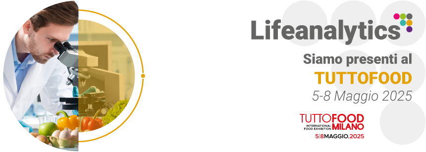 Tecnico di laboratorio che analizza alimenti, simbolo della fiera Tutto Food a cui partecipa Lifeanalytics 