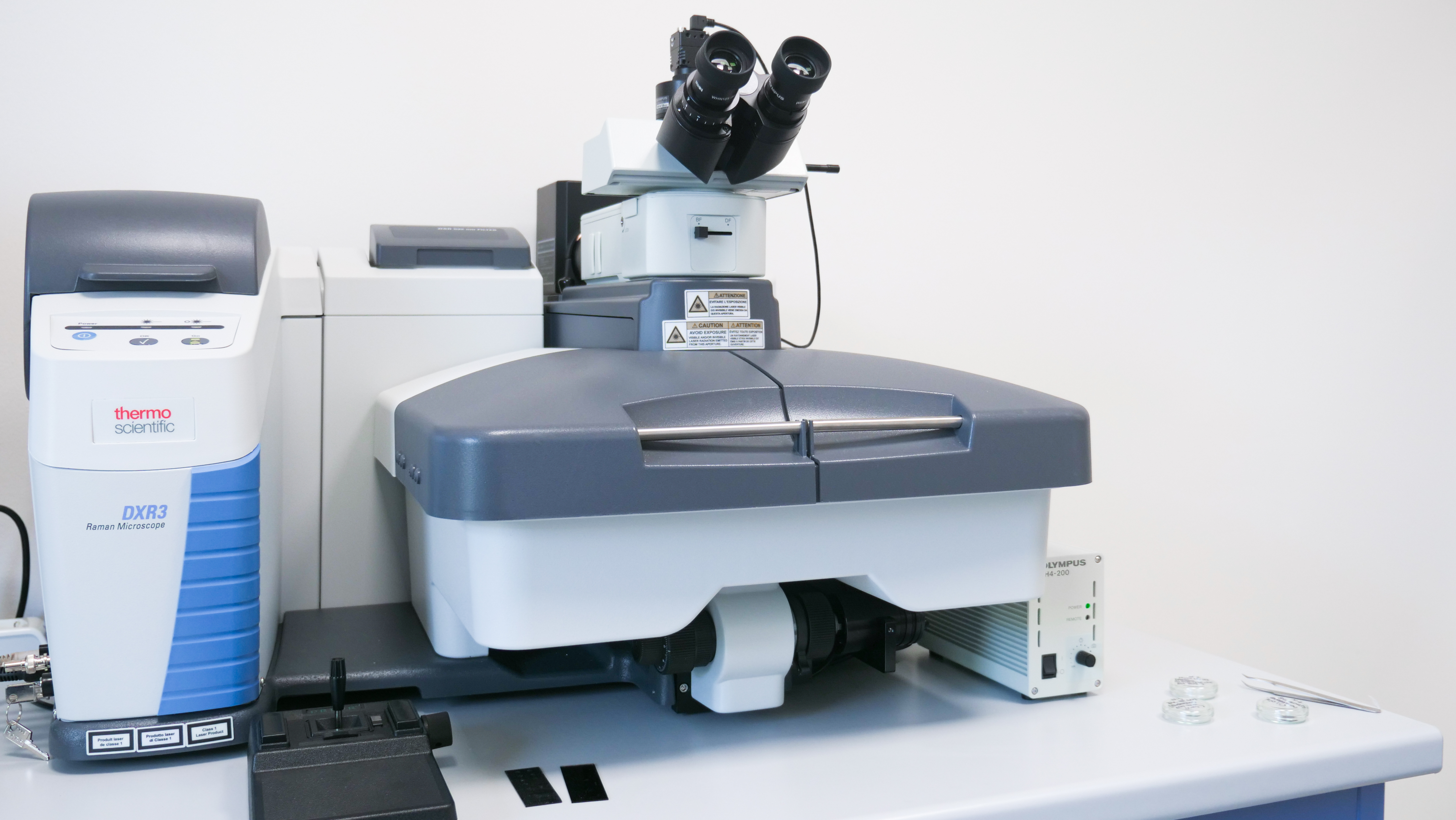 Immagine che rappresenta lo strumento Raman per effettuare analisi microplastiche