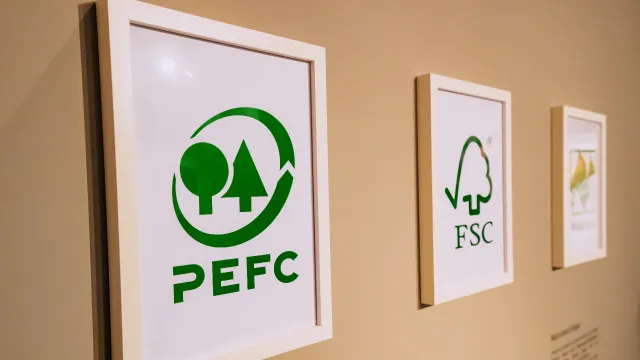 Quadri con le certificazioni FSC e PEFC, riconoscimenti per la gestione sostenibile delle foreste.