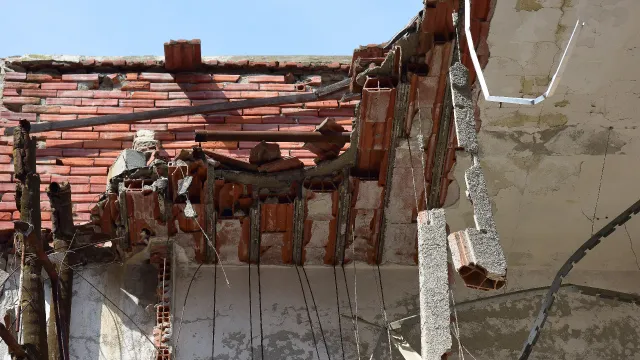 Cedimento di un tetto abitativo e analisi su componenti meccanici e strutturali