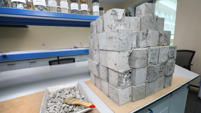 Materiali da costruzione posizionati sopra un banco di laboratorio per essere analizzati
