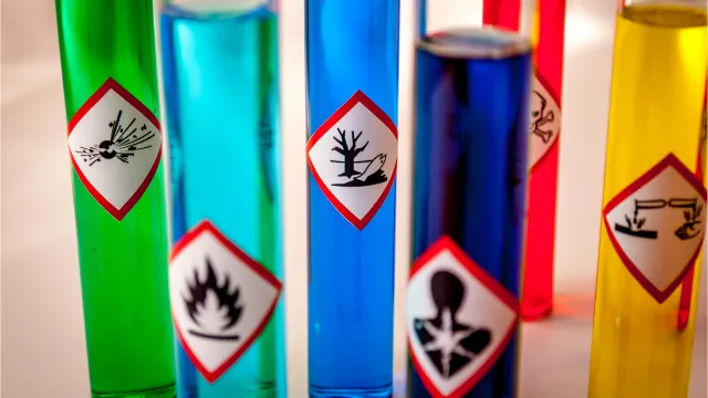 Una serie di boccette contenenti liquidi e con sopra una serie di etichette che fanno riferimento a REACH & RoHS