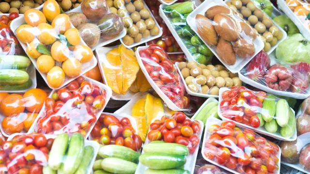 Vaschette che contengono varie tipologie di frutta e verdura, su cui devono essere effettuata una valutazione del rischio
